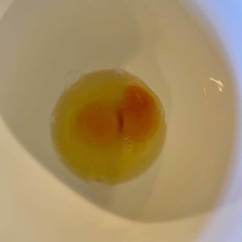 Zwei Eier in Rührschüssel