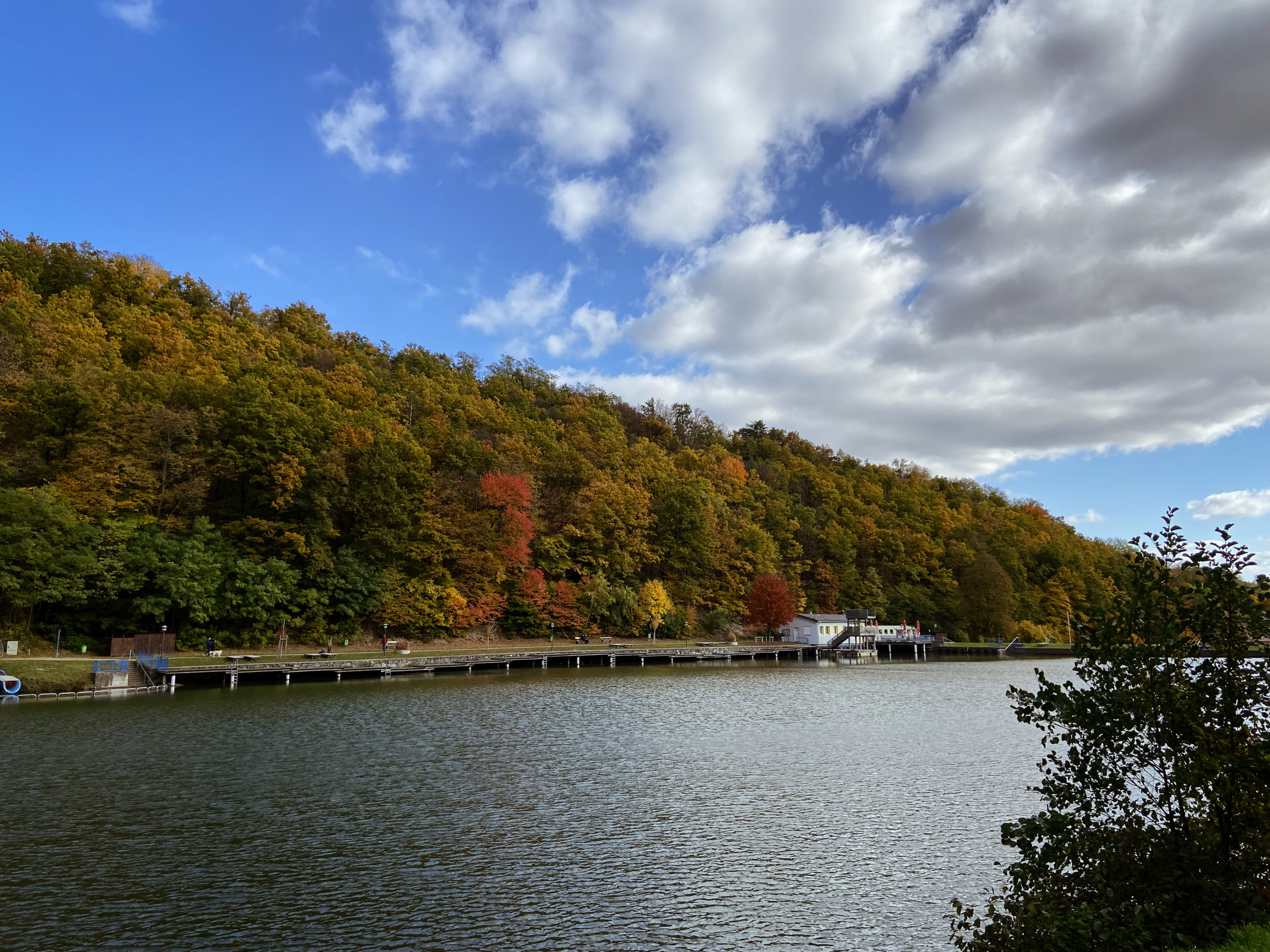 Herbstliche Kulisse beim Badesee Rechnitz im Burgenland